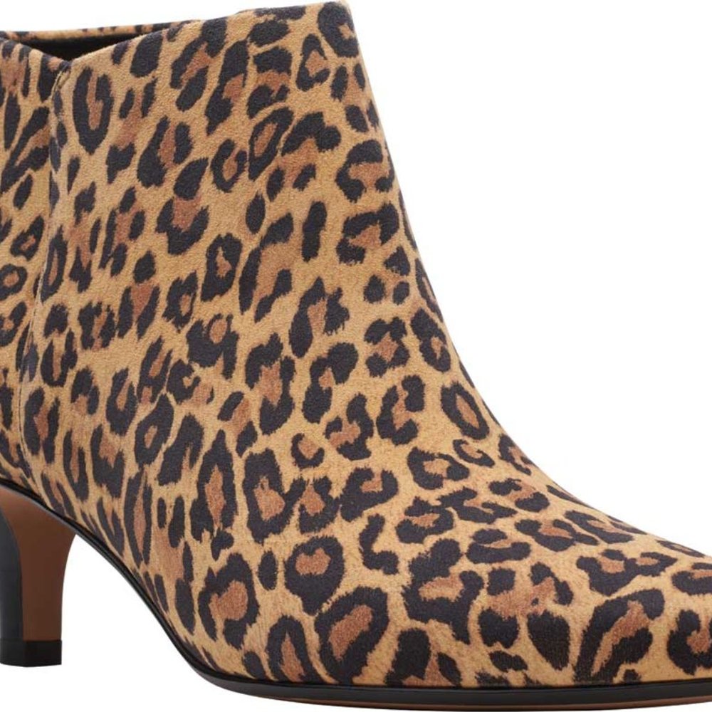 BLACK FRIDAY SALES!!Brand New in Box Clarks Linvale Sea Leopard Print Sz 6.5M 37